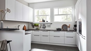 Einbauküche Interliving aus Holz in Grau Interliving Küche Serie 3045 mit AEG Einbaugeräten Weiß – Stellfläche ca. 285 x 400 cm