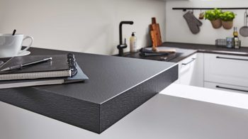 Einbauküche Interliving aus Holz in Grau Interliving Küche Serie 3045 mit AEG Einbaugeräten Weiß – Stellfläche ca. 285 x 400 cm