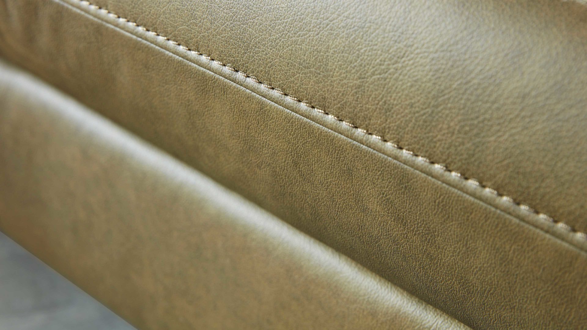 Zweisitzer Interliving aus Leder in Grün Interliving Sofa Serie 4400 - Ledersofa olivgrünes Leder EVI 33 - Breite ca. 216 cm