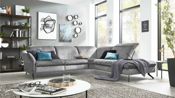 Ecksofa Interliving aus Metall Stoff in Silber Interliving Eckkombination Serie 4056, Polstergarnitur silberfarbener Stoff Joyce & schwarze Metallfüße – Stellmaß ca. 282 x 254 cm