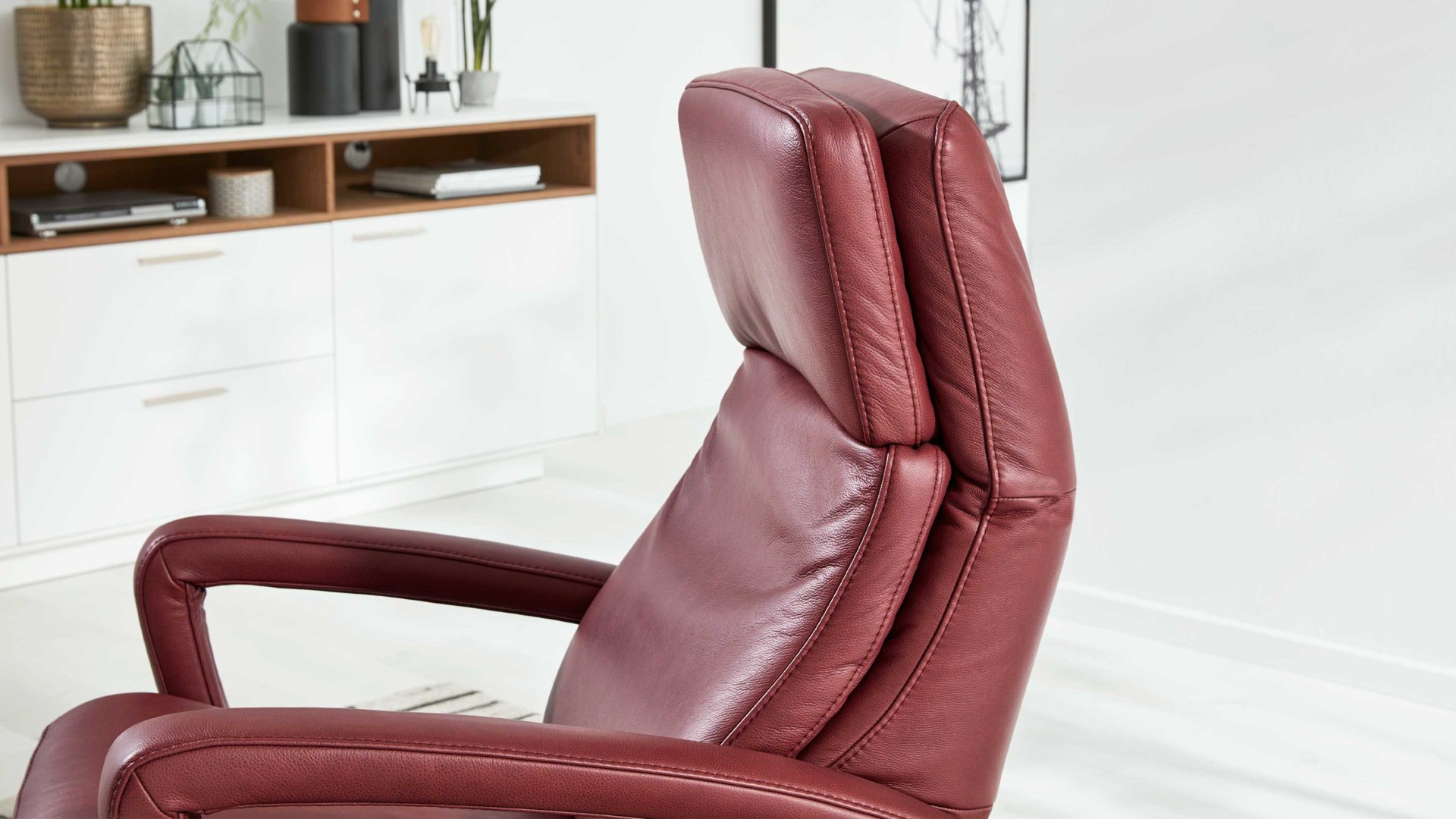 Relaxsessel Interliving aus Leder in Dunkelrot Interliving Sessel Serie 4541 – Relaxsessel motorisch - barolofarbenes LongLife-Leder Rodeo & Sternfuß V4S