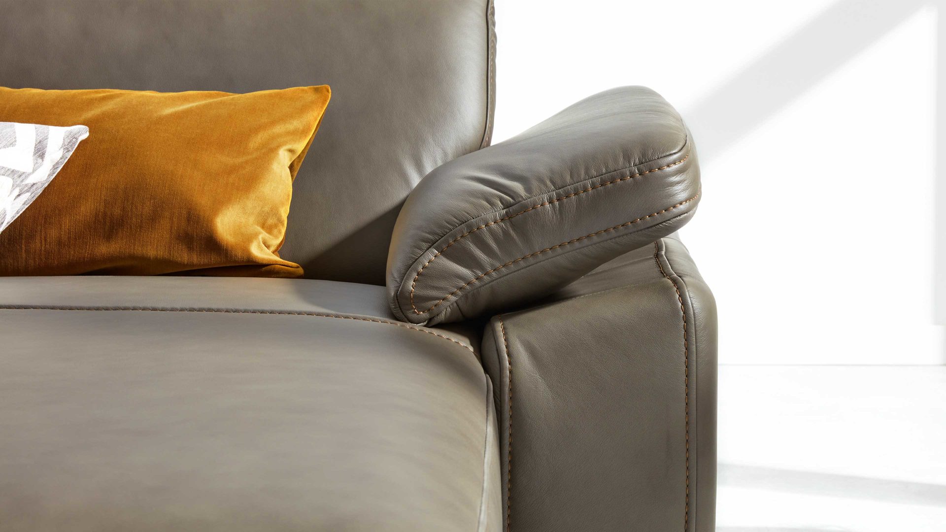 Funktion Interliving aus Metall in Transparent Interliving Sofa Serie 4054 – Armlehnverstellung AV manuelle Verstellung