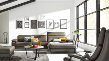 Ecksofa Interliving aus Leder in Grau Interliving Sofa Serie 4054 – Ecksofa steingrauer LongLife-Leder Vivre & schwarze Metallfüße – Stellfläche ca. 176 x 347 cm