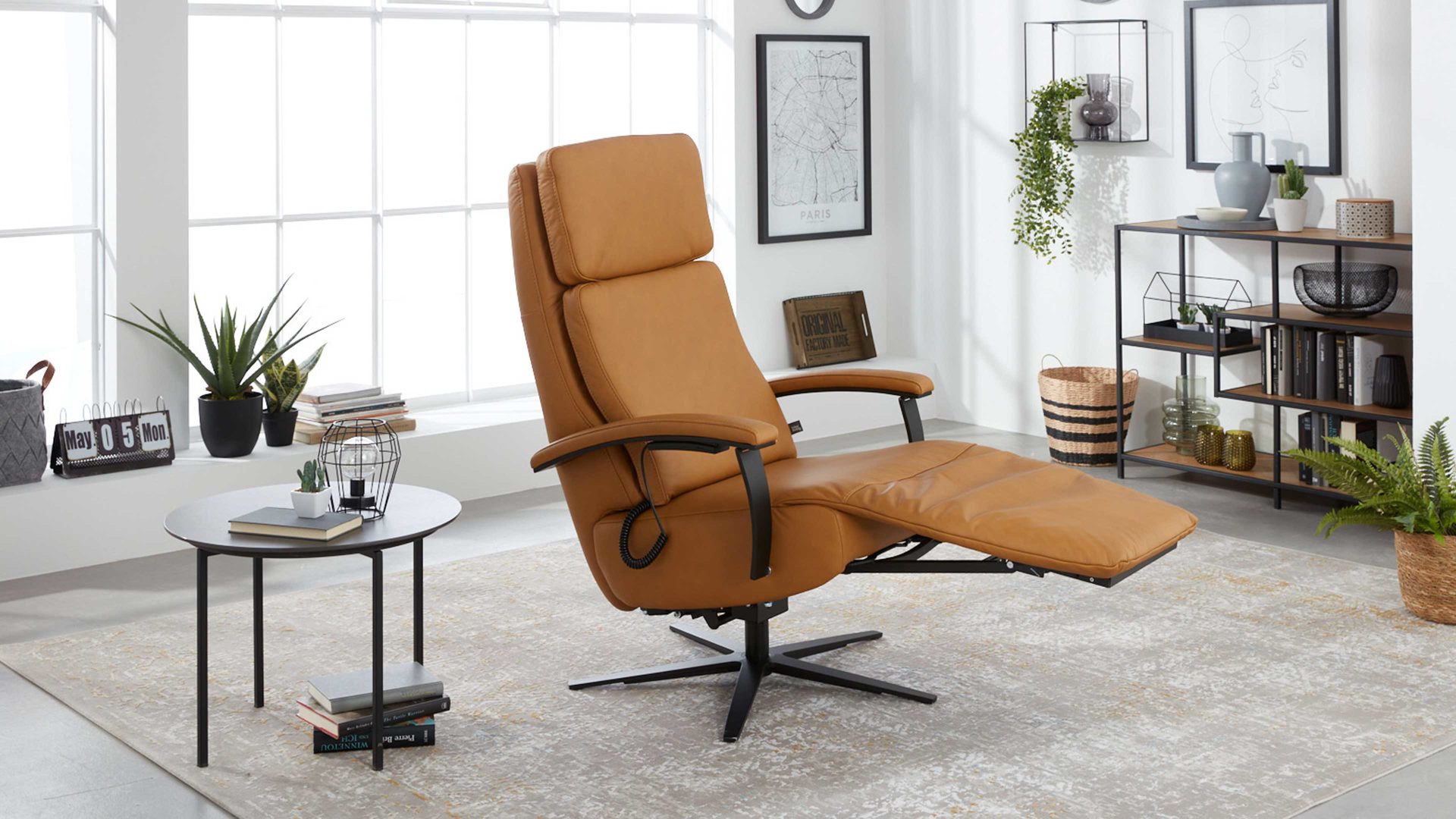 Relaxsessel Interliving aus Leder in Orange Interliving Sessel Serie 4541 – Relaxsessel F motorisch - kurkumafarbenes LongLife-Leder Vivre & Sternfuß V4S