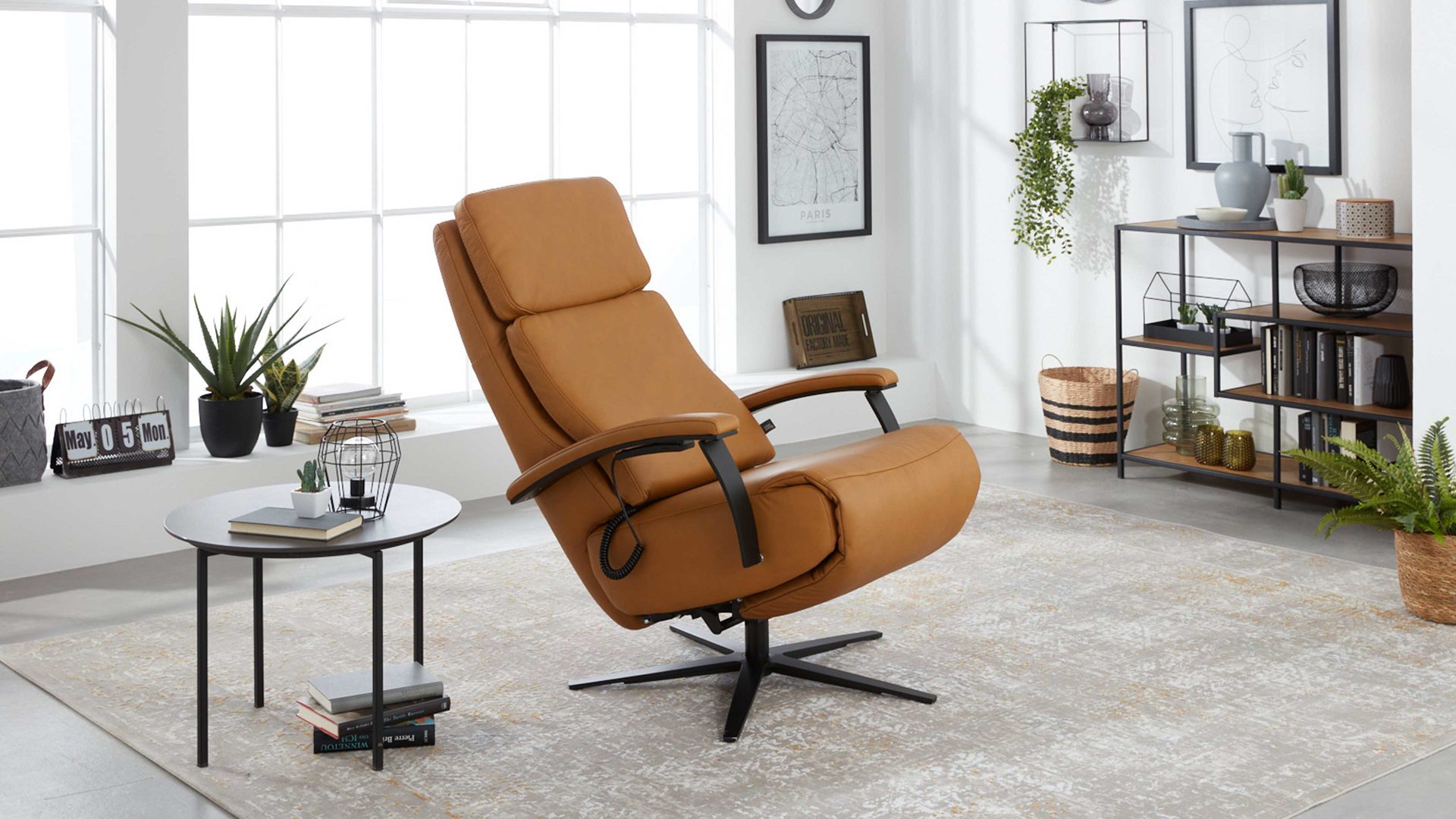 Relaxsessel Interliving aus Leder in Orange Interliving Sessel Serie 4541 – Relaxsessel F motorisch - kurkumafarbenes LongLife-Leder Vivre & Sternfuß V4S