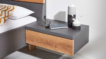 Nachtkommode Interliving aus Holz in Dunkelgrau Interliving Schlafzimmer Serie 1025 – Hängekonsole 530736 rechts, eine Schublade - Graphit & Balkeneiche gehackt