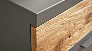 Kombikommode Interliving aus Holz in Dunkelgrau Interliving Schlafzimmer Serie 1025 – Kombikommode 530045 Graphit & Balkeneiche gehackt - vier Schubladen, eine Tür