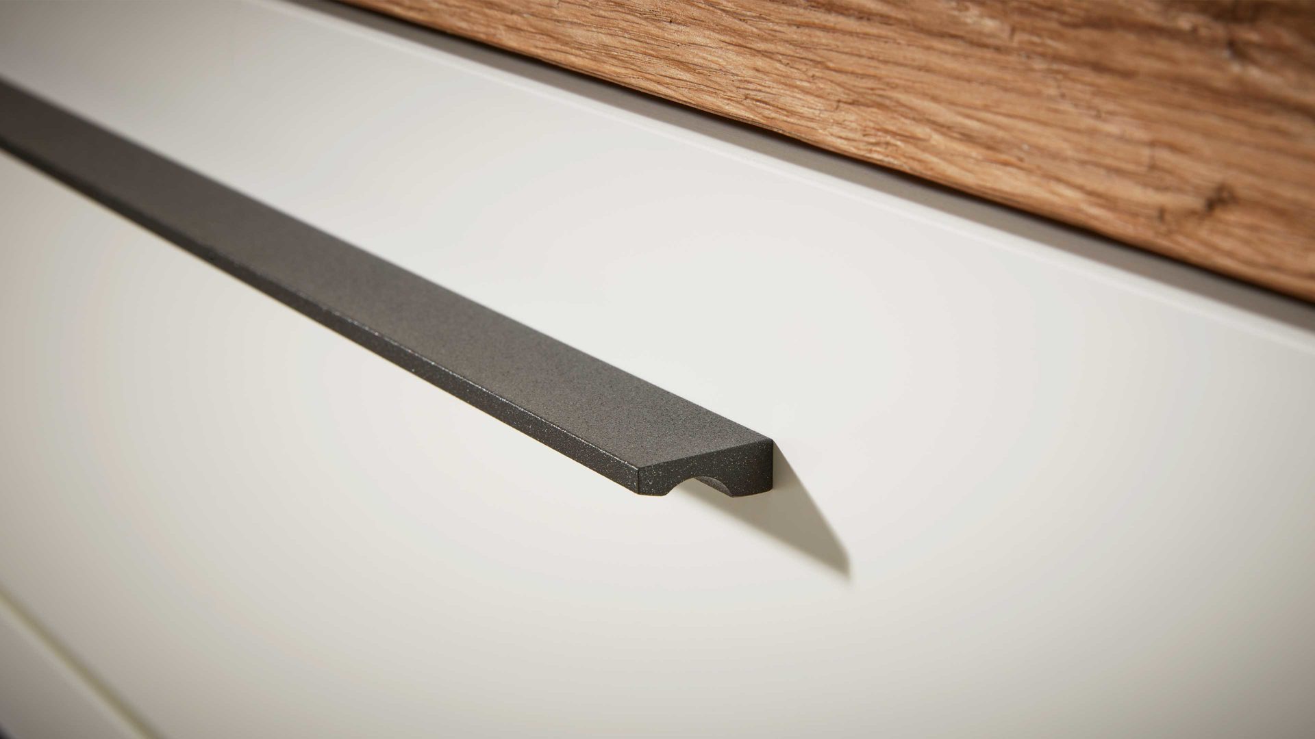 Schubladenkommode Interliving aus Holz in Weiß Interliving Schlafzimmer Serie 1025 – Schubladenkommode Weiß & Balkeneiche gehackt - vier Schubladen, Länge  ca.115 cm