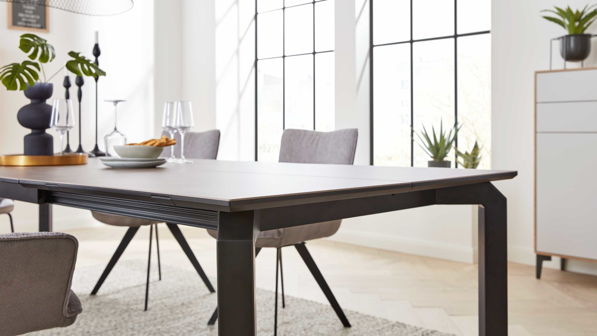 Auszugtisch Interliving aus Keramik in Grau Interliving Esszimmer Serie 5111 – Auszugtisch 6813-91 graue Glaskeramik & schwarzes Eisen – ca. 200-280 x 100 cm