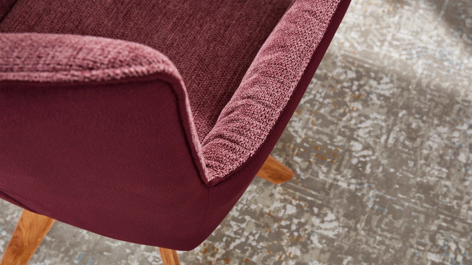 Polsterstuhl Interliving aus Stoff in Dunkelrot Interliving Esszimmer Serie 5111 – Schalensessel weinrote Bezugkombi 954 & Eiche