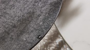 Couchtisch Interliving aus Keramik in Dunkelgrau Interliving Couchtisch Serie 6208 - Couchtisch CT174TSD Keramik Titan & Metallfüsse Schwarz - Durchm. ca. 75 cm