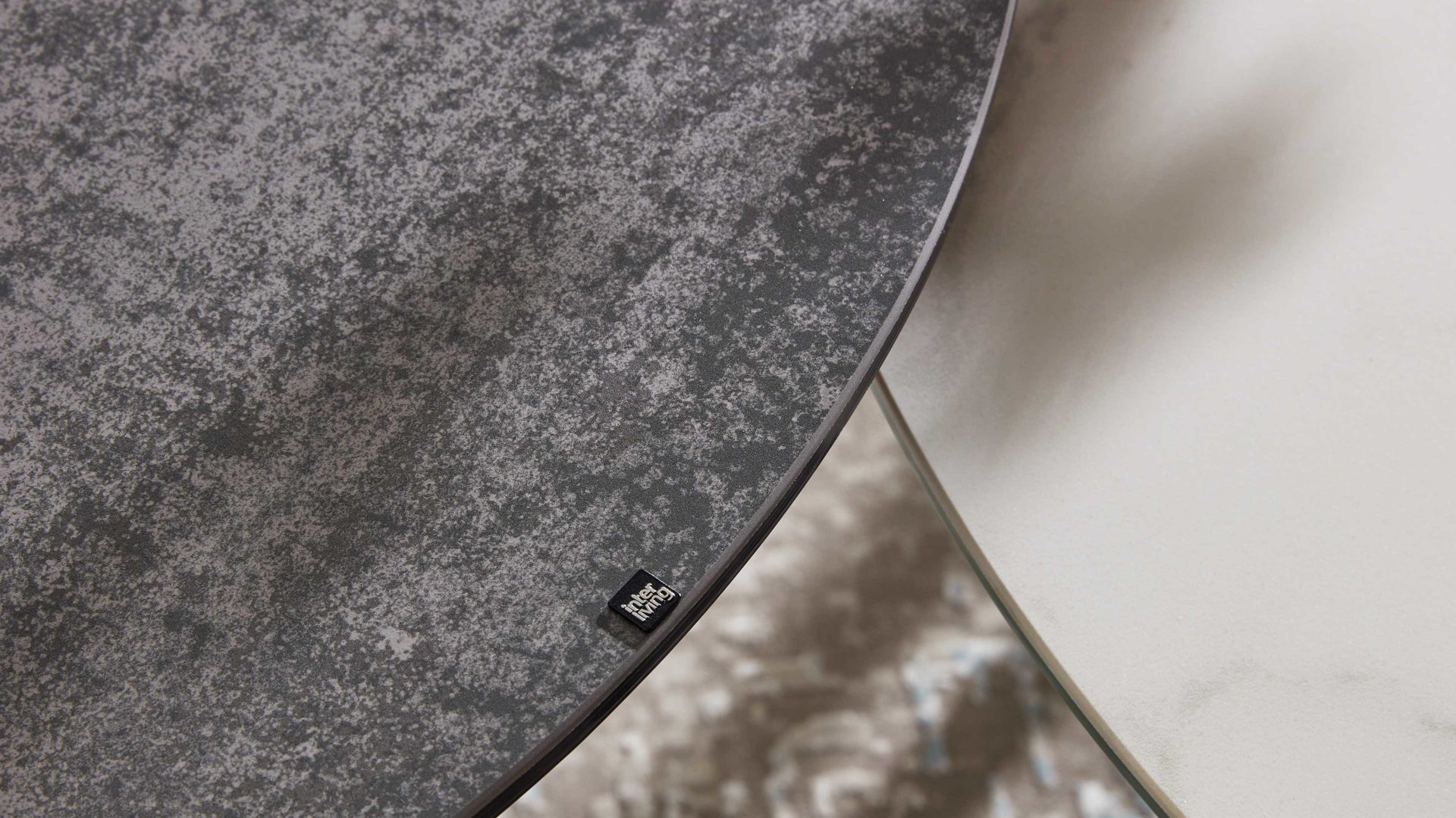 Couchtisch Interliving aus Keramik in Dunkelgrau Interliving Couchtisch Serie 6208 - Couchtisch CT174TSD Keramik Titan & Metallfüsse Schwarz - Durchm. ca. 75 cm