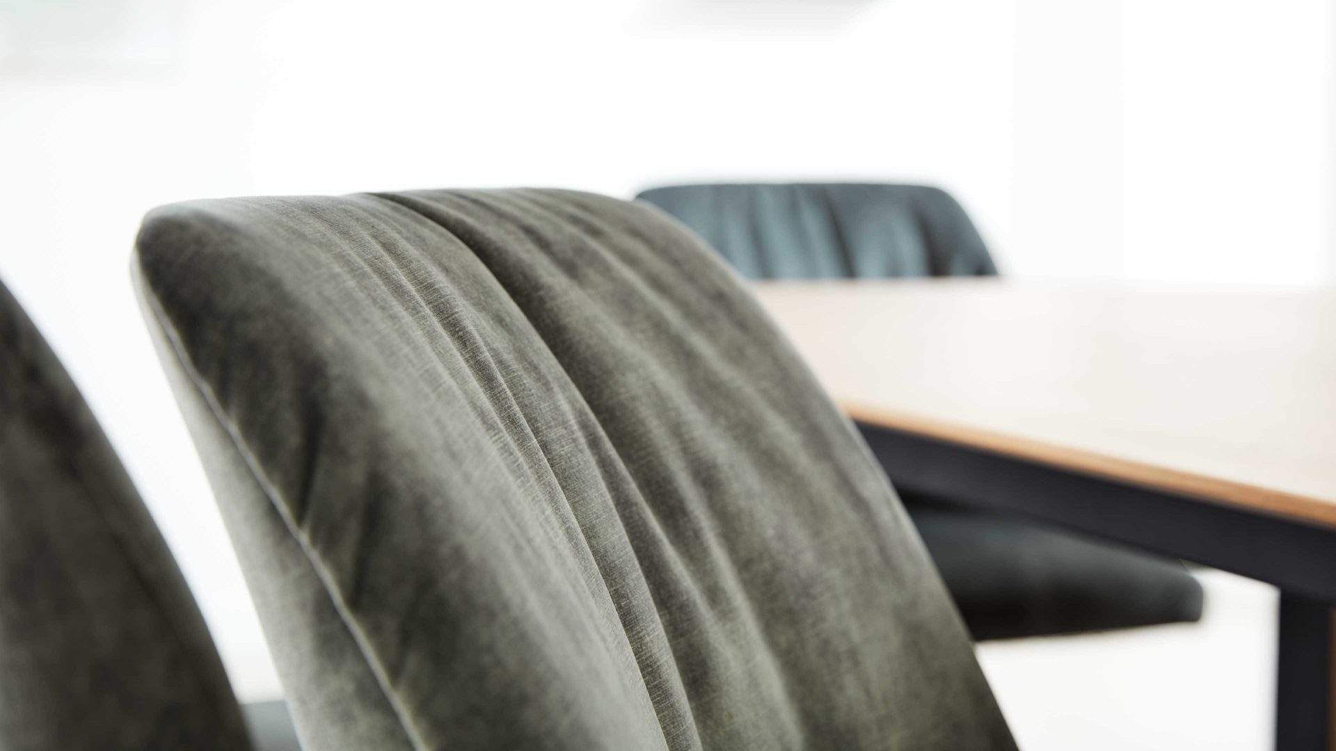 Tischgruppe Interliving aus Stoff in Grün Interliving Esszimmer Serie 5110 - Essgruppe mit Holztisch grüner Bezug Genova, schwarzer Spinnenfuß & Eiche natur