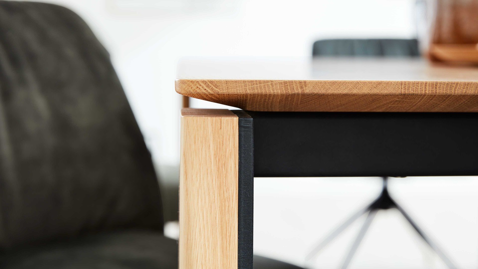 Tischgruppe Interliving aus Stoff in Grün Interliving Esszimmer Serie 5110 - Essgruppe mit Holztisch grüner Bezug Genova, schwarzer Spinnenfuß & Eiche natur