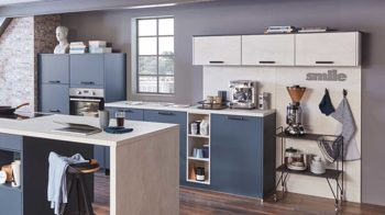 Einbauküche Nobilia® aus Holz in Blau nobilia® Einbauküche Easytouch mit beko Elektrogeräten Fjordblau & Weißbeton - zweizeilig