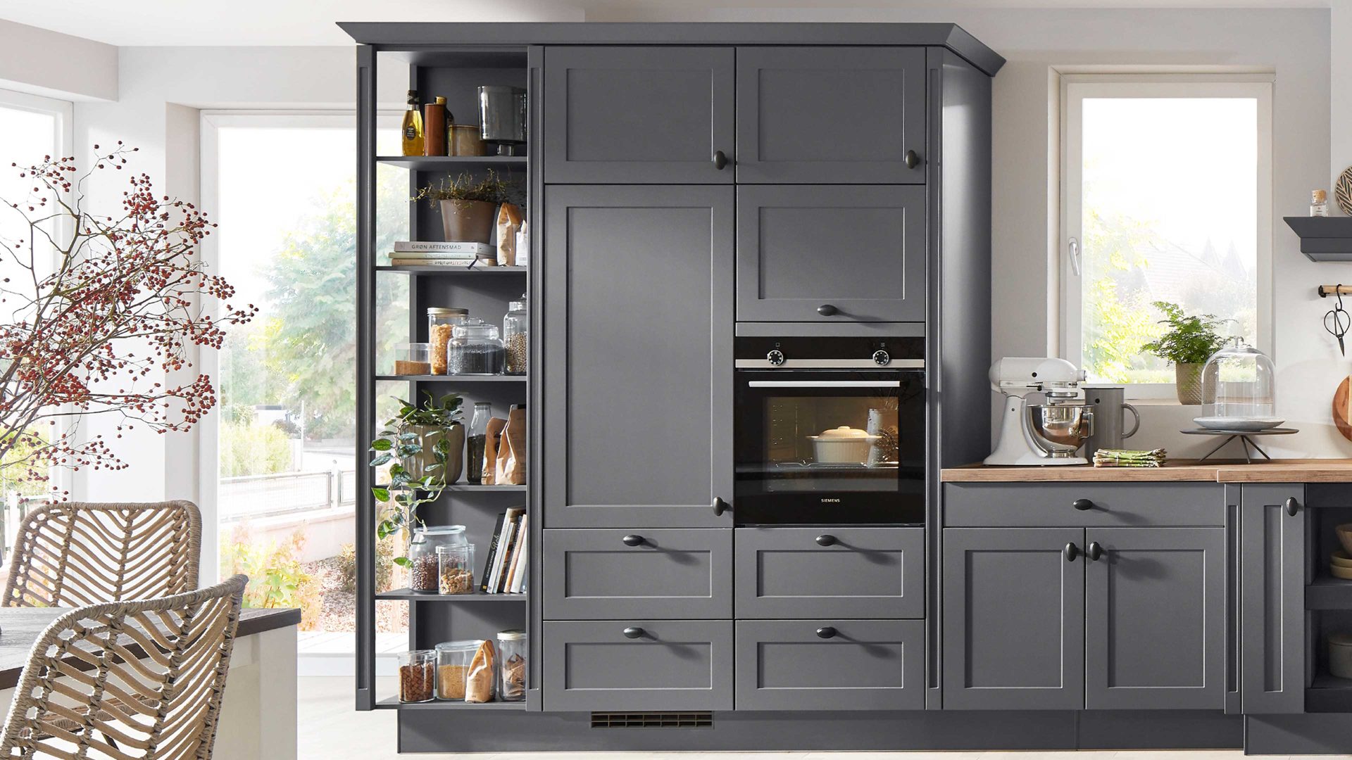 Einbauküche Nobilia® aus Holz in Dunkelgrau nobilia® Einbauküche Nordic mit SIEMENS Elektrogeräten Schiefergrau & Taxus - Länge ca. 539 cm