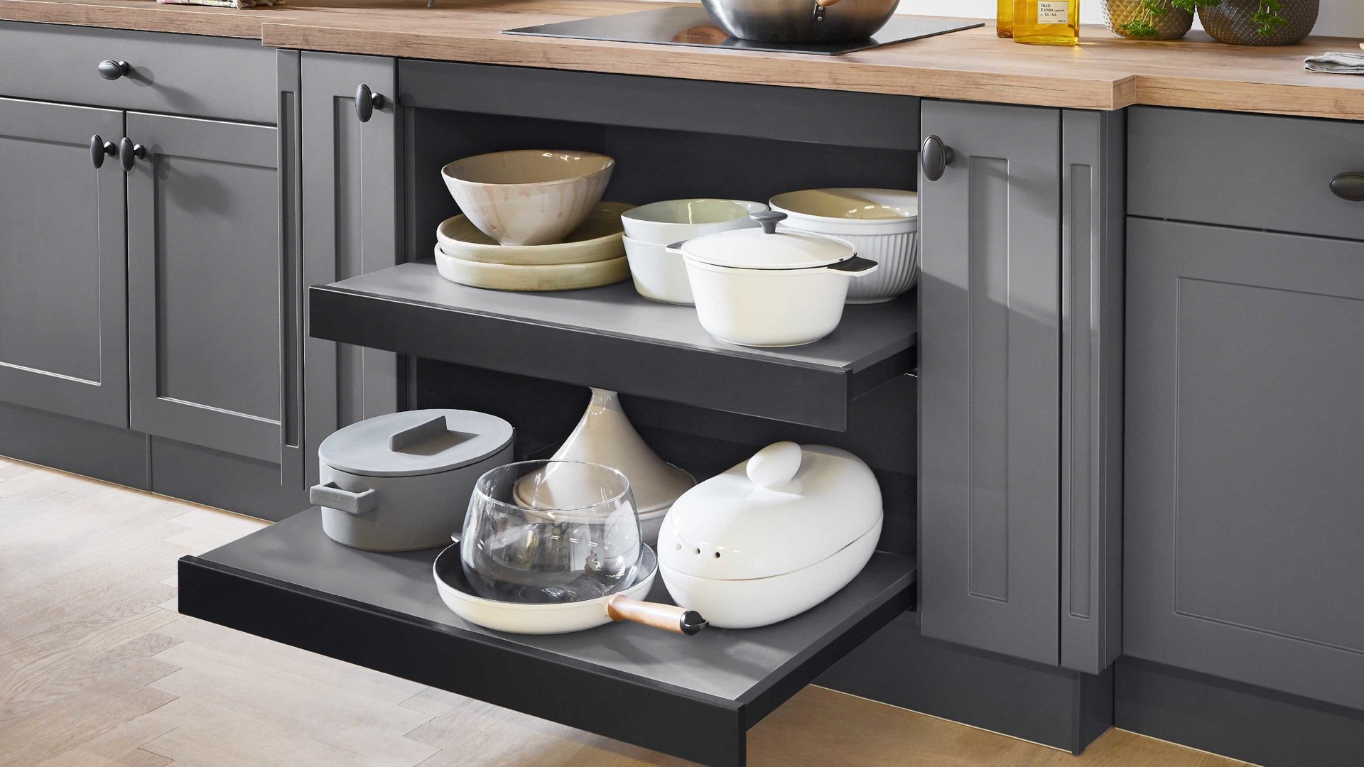 Einbauküche Nobilia® aus Holz in Dunkelgrau nobilia® Einbauküche Nordic mit SIEMENS Elektrogeräten Schiefergrau & Taxus - Länge ca. 539 cm