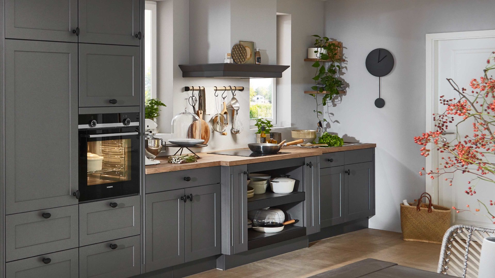 Einbauküche Nobilia® aus Holz in Dunkelgrau nobilia® Einbauküche Nordic mit SIEMENS Elektrogeräten Schiefergrau & Taxus - Länge ca. 539 cm