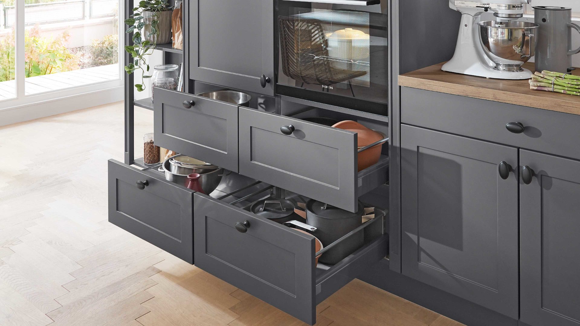 Einbauküche Nobilia® aus Holz in Dunkelgrau nobilia® Einbauküche Nordic mit SIEMENS Elektrogeräten Schiefergrau & Taxus - Länge ca. 539 cm