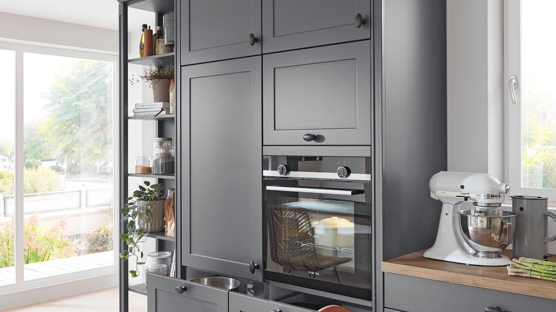 Einbauküche Nobilia® aus Holz in Dunkelgrau nobilia® Einbauküche Nordic mit SIEMENS Elektrogeräten Schiefergrau & Taxus - Länge ca. 539 cm
