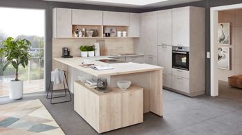Einbauküche Nobilia® aus Holz in Holzfarben Hell nobilia® Einbauküche Riva mit BORA Muldenlüfter Beton Sand & Eiche Montreal - Stellfläche ca. 304 x 319 cm