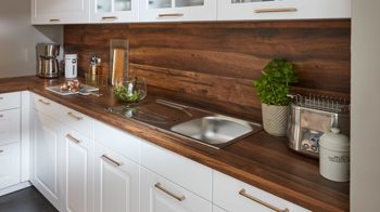 Einbauküche Nobilia® aus Holz in Weiß nobilia® Einbauküche Sylt mit AEG Elektrogeräten Alpinweiß & Balkeneiche - Stellfläche ca. 320 x 310 cm