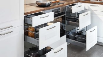 Einbauküche Nobilia® aus Holz in Weiß nobilia® Einbauküche Sylt mit AEG Elektrogeräten Alpinweiß & Balkeneiche - Stellfläche ca. 320 x 310 cm