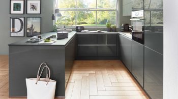 Einbauküche Nobilia® aus Holz in Grau nobilia® Einbauküche Flash mit AEG Elektrogeräten Schiefergrau & Schilf - Stellfläche ca. 242 x 300 cm