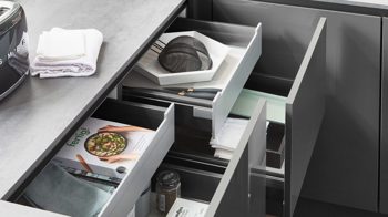 Einbauküche Nobilia® aus Holz in Grau nobilia® Einbauküche Flash mit AEG Elektrogeräten Schiefergrau & Schilf - Stellfläche ca. 242 x 300 cm