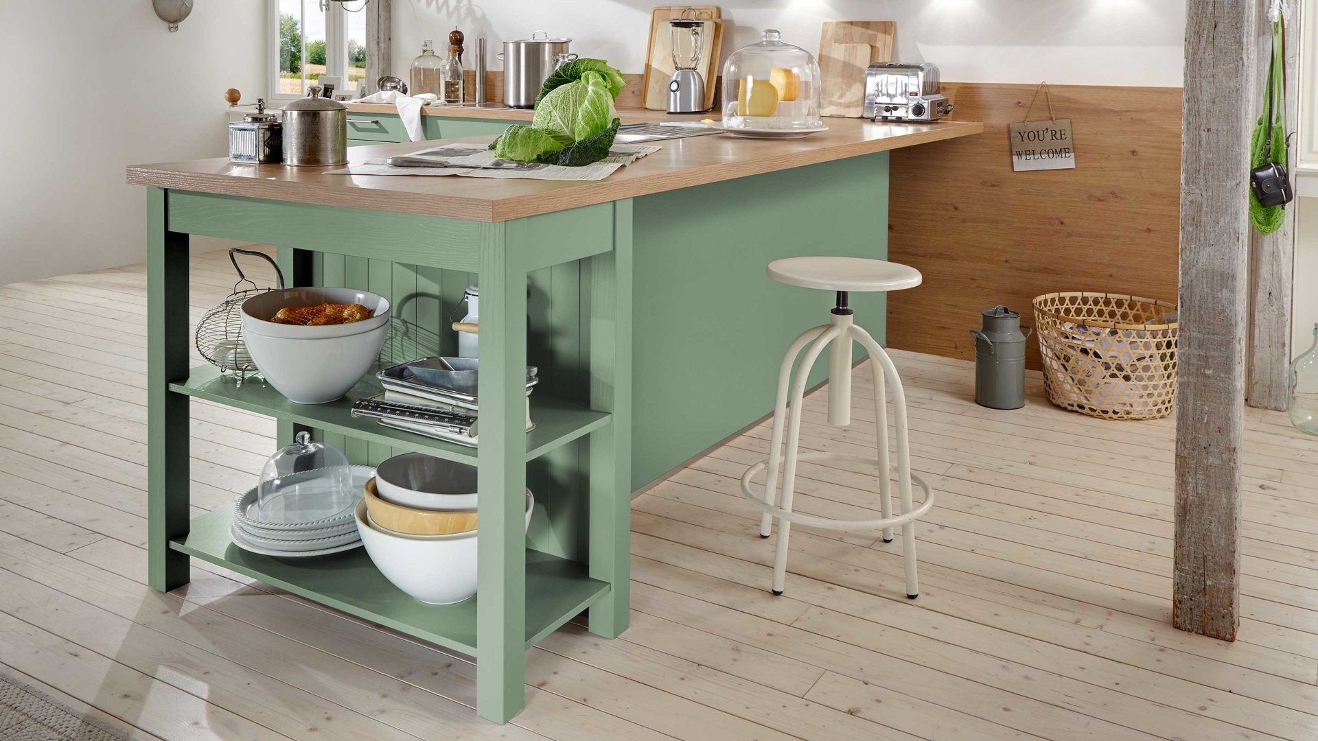 Einbauküche WERT KÜCHE® aus Holz in Grün WERT KÜCHE® Carolin mit SIEMENS-Elektrogeräten wie Einbaubackofen Salbeigrün & Asteiche – Stellfläche ca. 400 x 289 cm