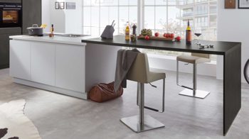 Einbauküche WERT KÜCHE® aus Holz in Dunkelgrau WERT KÜCHE® Nova mit SIEMENS Einbaugeräten Kristallweiß & Stahl dunkel – zweizeilig