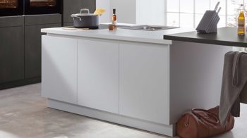 Einbauküche WERT KÜCHE® aus Holz in Dunkelgrau WERT KÜCHE® Nova mit SIEMENS Einbaugeräten Kristallweiß & Stahl dunkel – zweizeilig