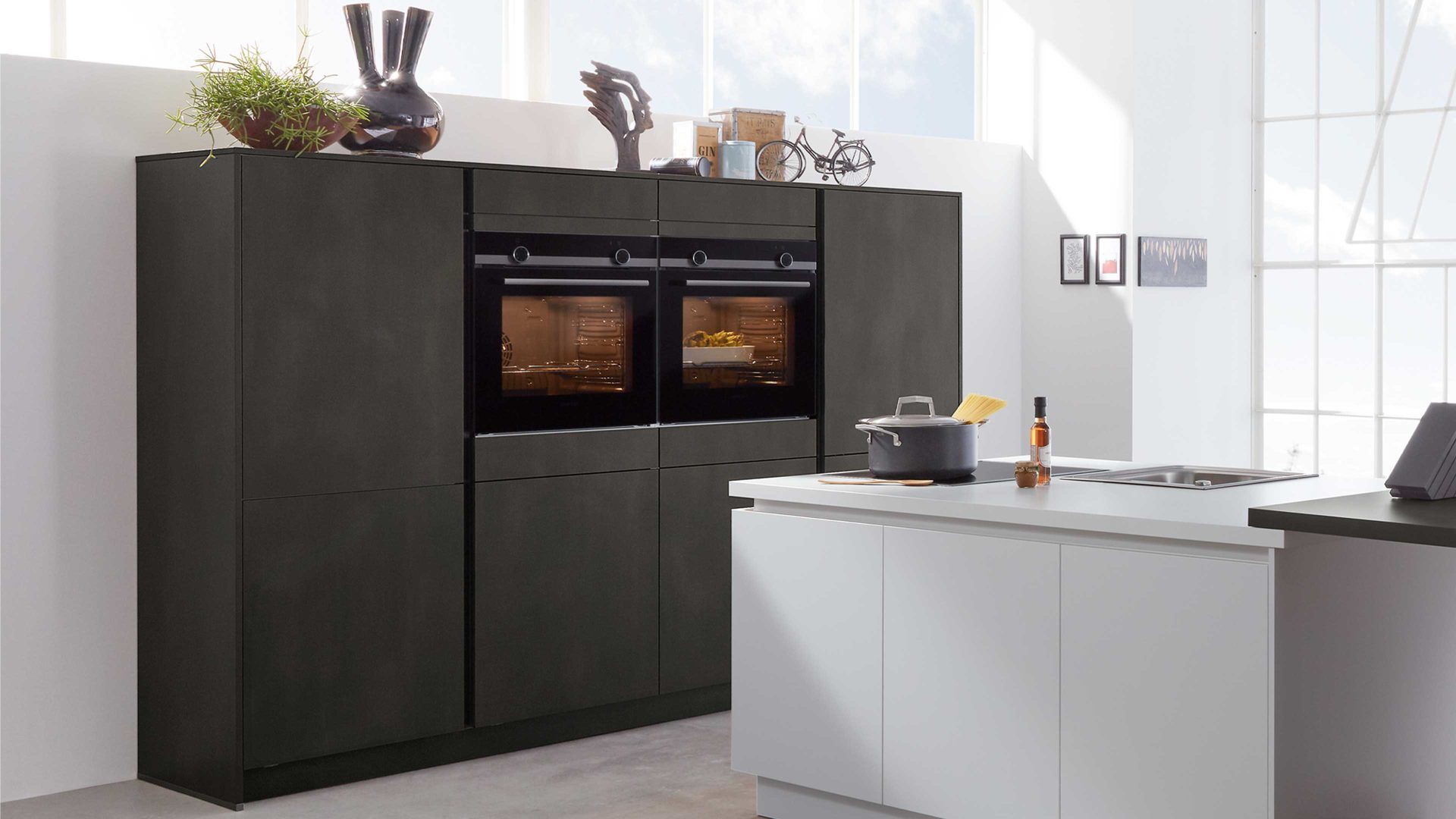 Einbauküche WERT KÜCHE® aus Holz in Dunkelgrau WERT KÜCHE® Nova mit SIEMENS Einbaugeräten Kristallweiß & Stahl dunkel – zweiteilig