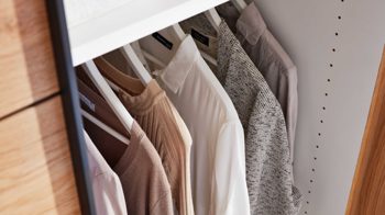 Kleiderschrank Interliving aus Holz in Grau Interliving Schlafzimmer Serie 1024 – Schwebetürenschrank 982444 Design 25,  Taupe & Balkeneiche - zwei Türen, Breite ca. 241 cm