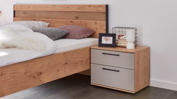 Nachtkommode Interliving aus Holz in Grau Interliving Schlafzimmer Serie 1024 – Nachtkommode zwei Schubladen, Taupe & Balkeneiche - Breite ca. 60 cm