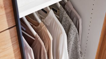 Kleiderschrank Interliving aus Holz in Beige Interliving Schlafzimmer Serie 1024 – Schwebetürenschrank Design 27,  Sand &amp; Balkeneiche - zwei Türen, Breite ca. 271 cm