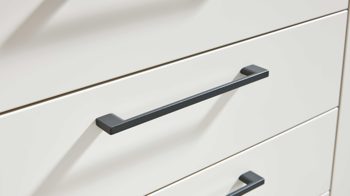 Kombikommode Interliving aus Holz in Beige Interliving Schlafzimmer Serie 1024 – Kombikommode rechts eine Tür, links fünf Schubladen - Sand & Balkeneiche, Breite ca. 120 cm