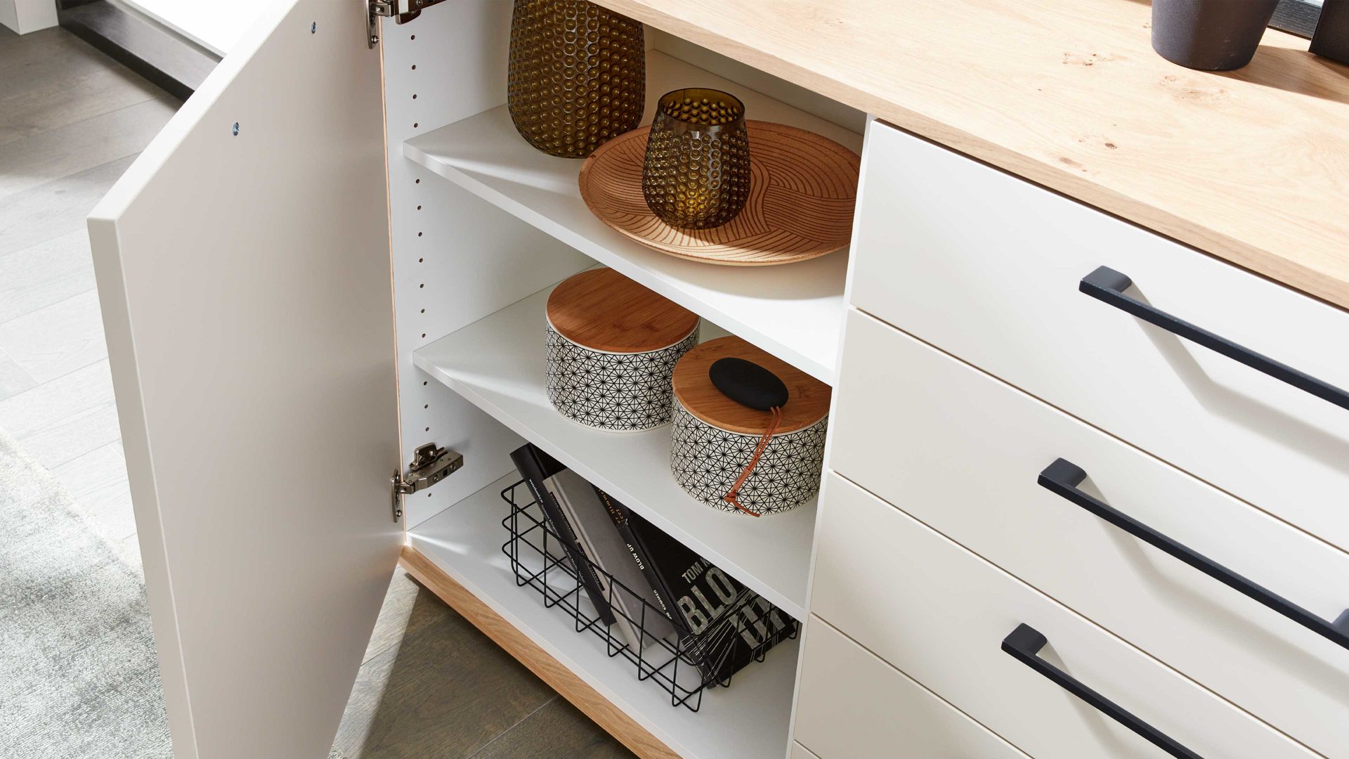 Kombikommode Interliving aus Holz in Beige Interliving Schlafzimmer Serie 1024 – Kombikommode links eine Tür, rechts fünf Schubladen - Sand & Balkeneiche, Breite ca. 120 cm