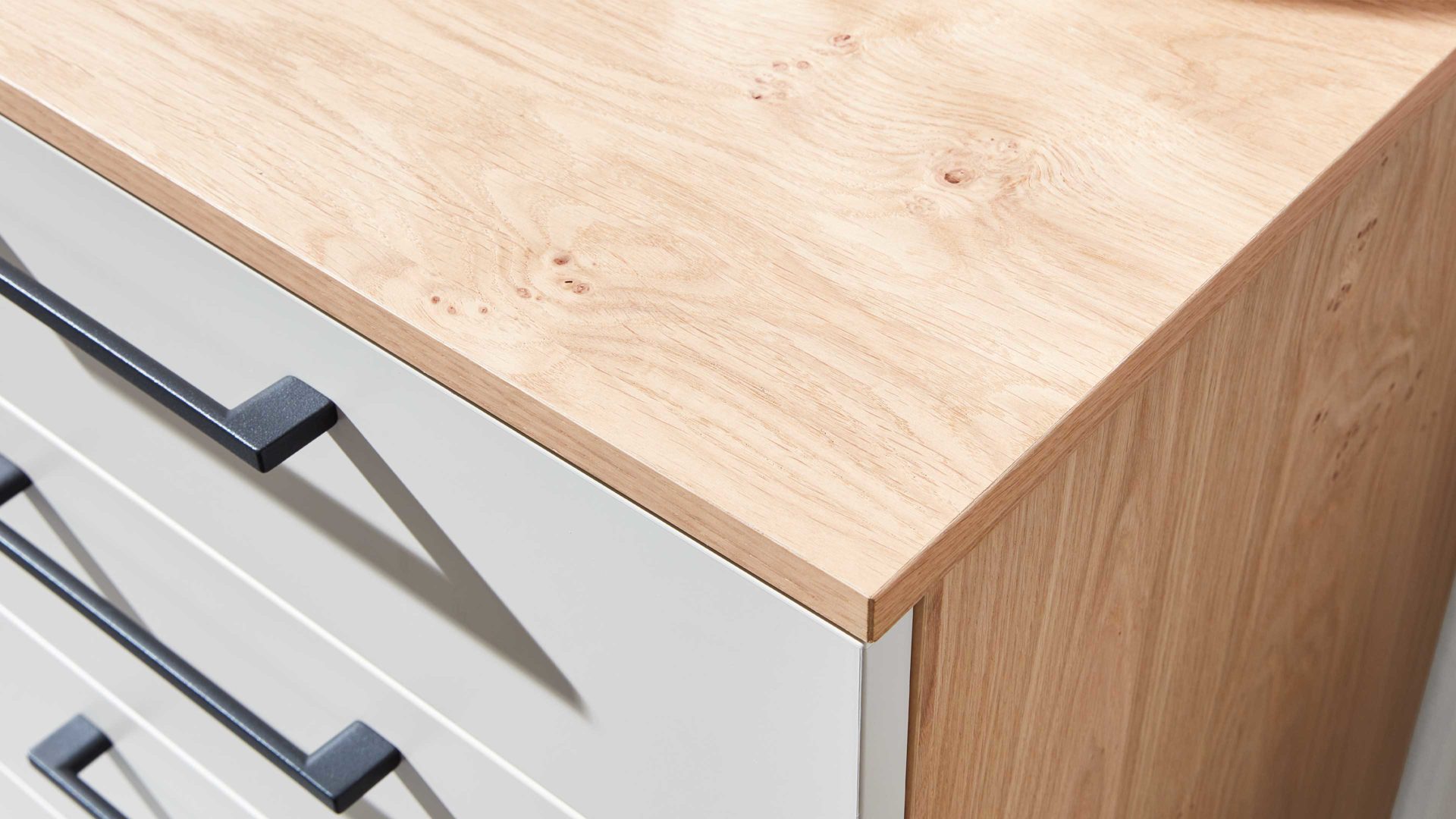 Kombikommode Interliving aus Holz in Beige Interliving Schlafzimmer Serie 1024 – Kombikommode links eine Tür, rechts fünf Schubladen - Sand & Balkeneiche, Breite ca. 120 cm