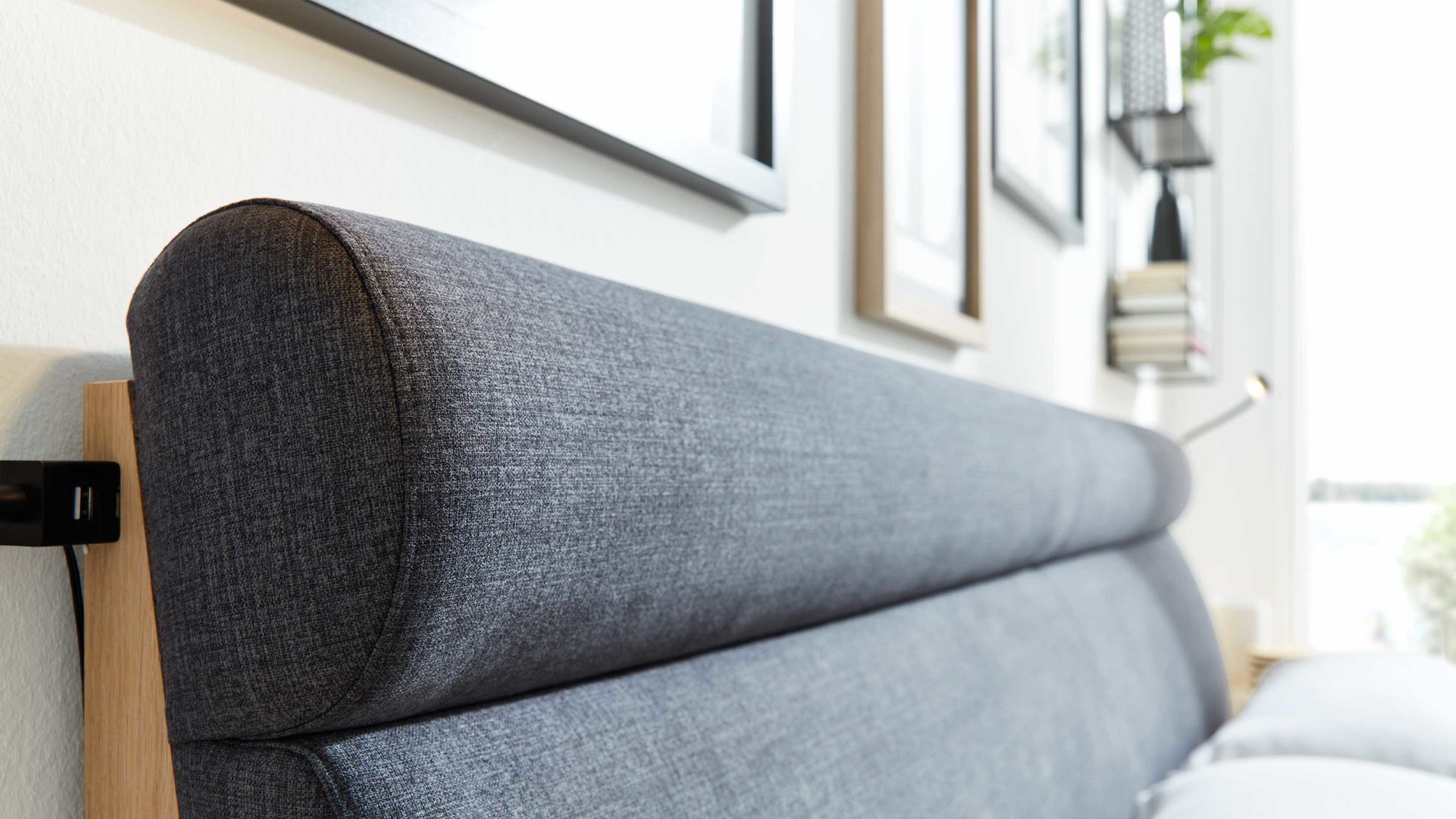 Bettgestell Interliving aus Holz in Anthrazit Interliving Schlafzimmer Serie 1023 – Bettgestell 86538 schwebend, Liegefläche ca. 180 x 200 cm - Balkeneiche & Anthrazit