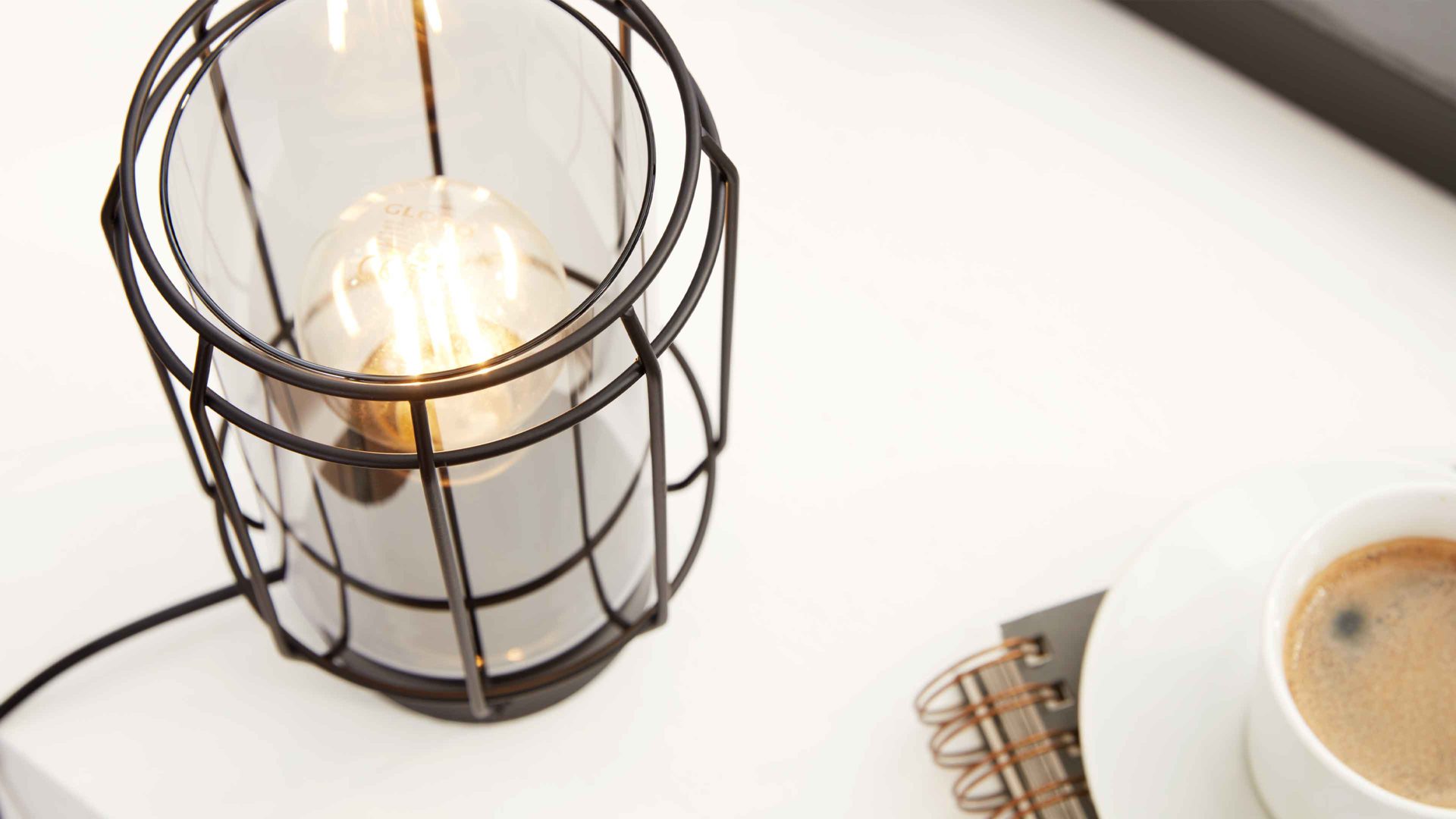 Tischleuchte Interliving aus Glas in Grau Interliving Leuchten Serie 9331 - Tischleuchte Rauchglas & Mattschwarz – Höhe ca. 20 cm