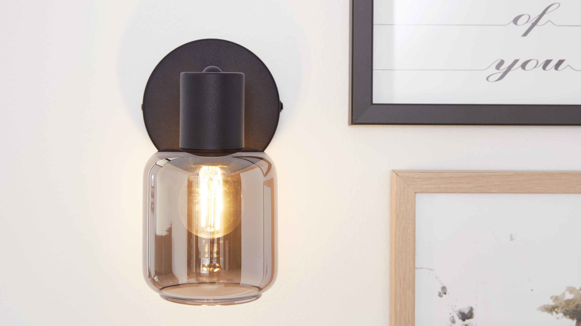 Wandleuchte Interliving aus Glas in Grau Interliving Leuchten Serie 9341 - Wandleuchte Rauchglas & Mattschwarz – Durchmesser ca. 10 cm