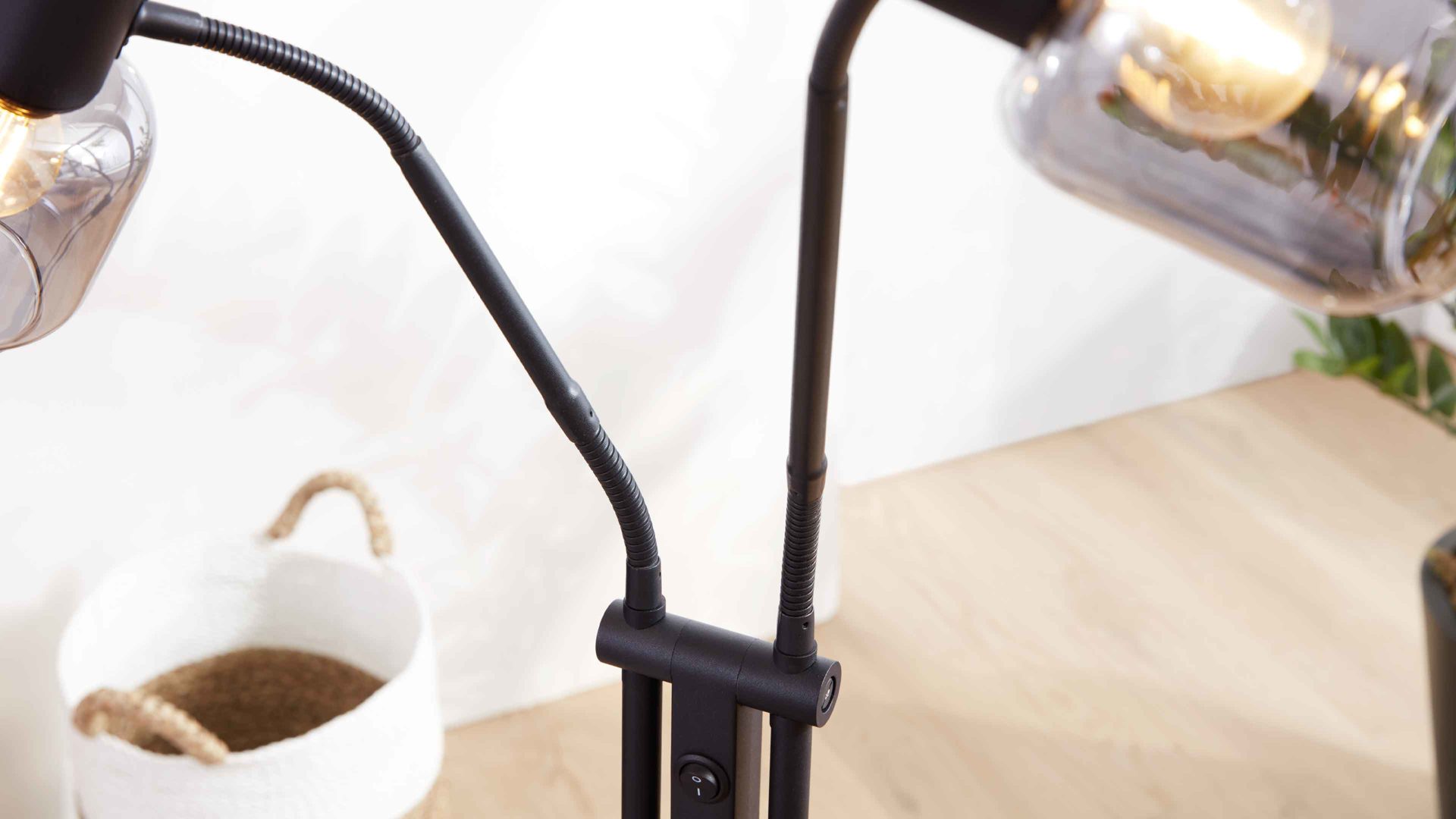 Stehleuchte Interliving aus Glas in Grau Interliving Leuchten Serie 9341 - Stehleuchte Rauchglas & Mattschwarz – Höhe ca. 148 cm