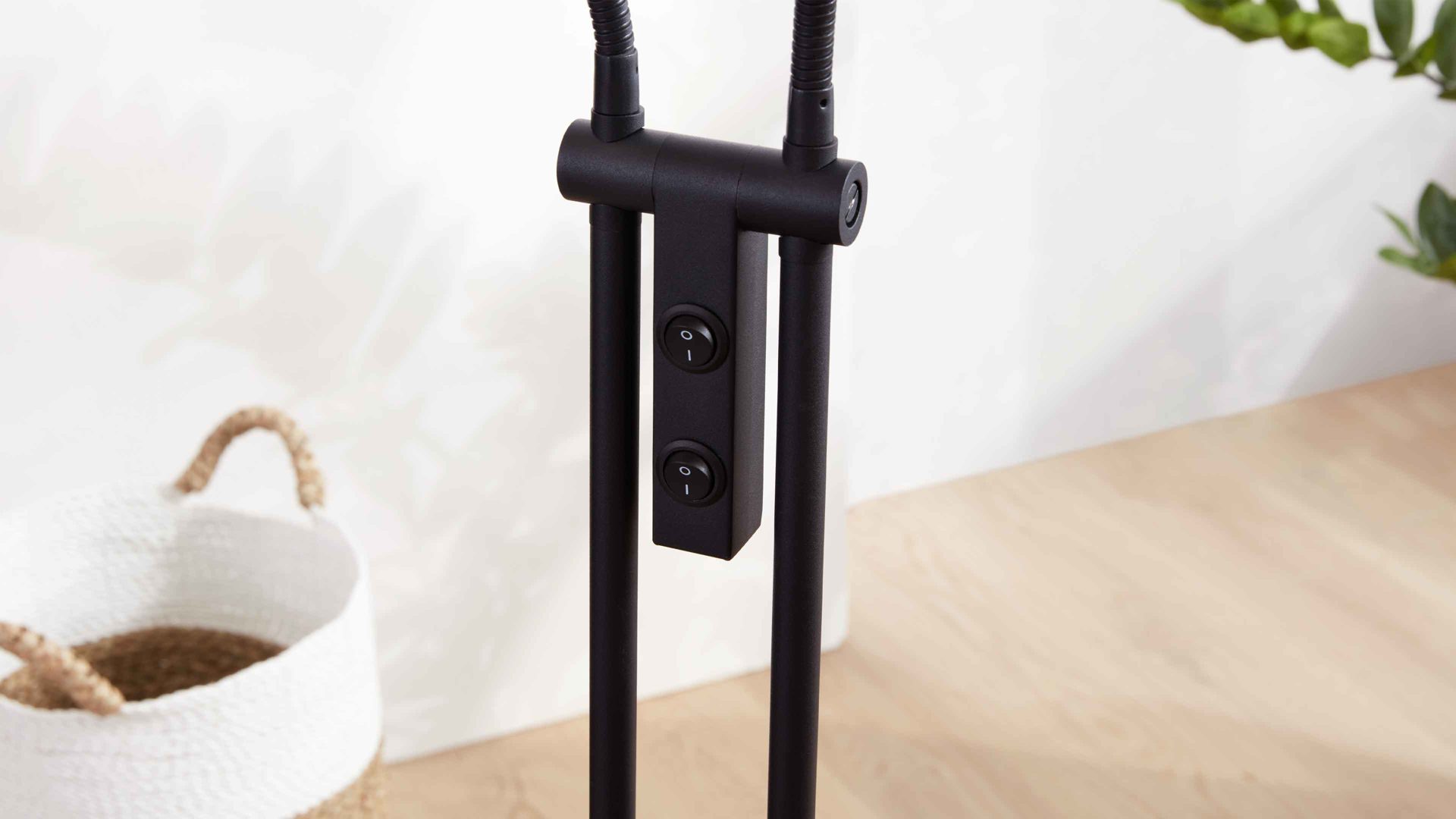 Stehleuchte Interliving aus Glas in Grau Interliving Leuchten Serie 9341 - Stehleuchte Rauchglas & Mattschwarz – Höhe ca. 148 cm