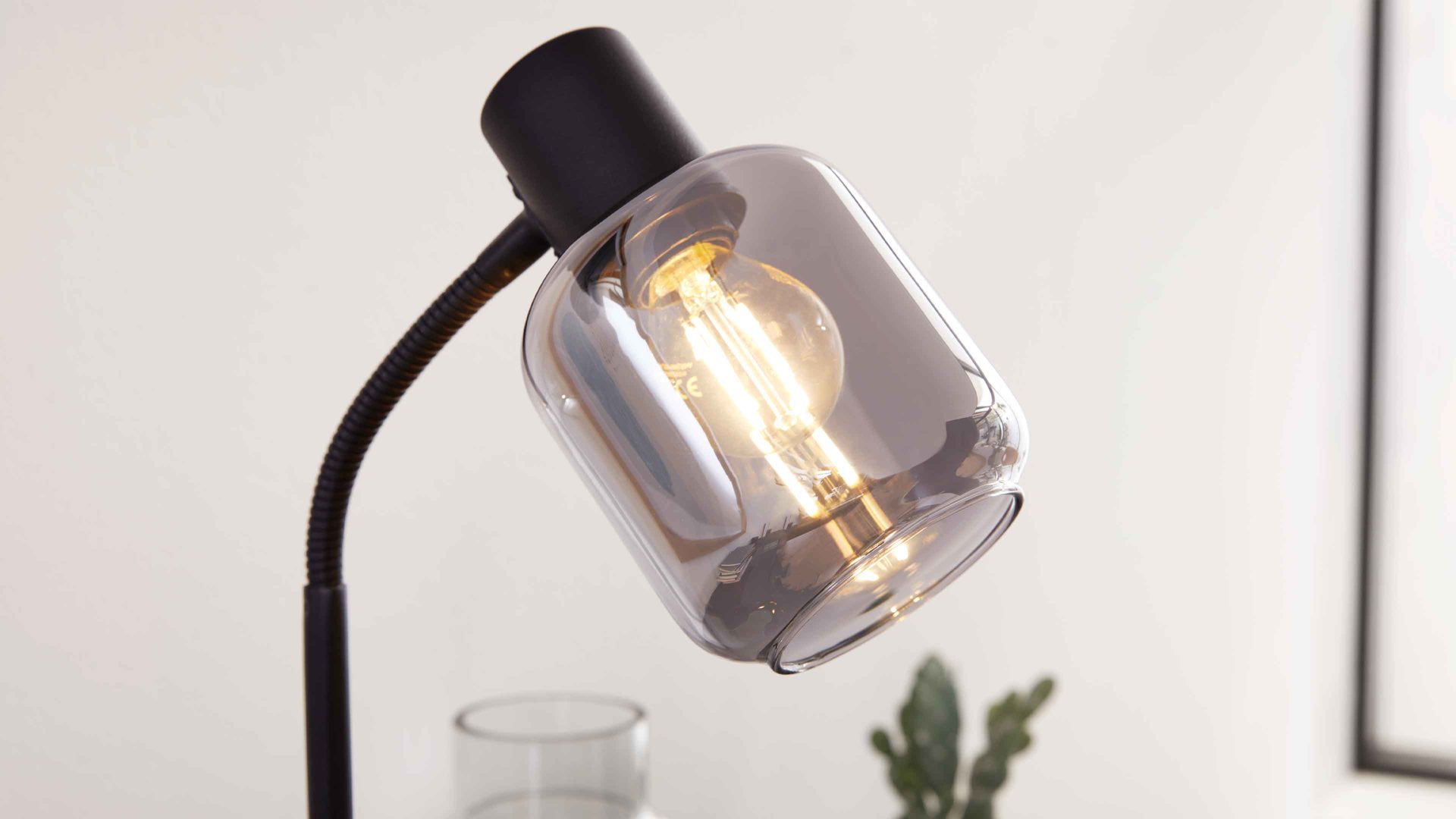 Tischleuchte Interliving aus Glas in Grau Interliving Leuchten Serie 9341 - Tischleuchte Rauchglas & Mattschwarz – Höhe ca. 43 cm