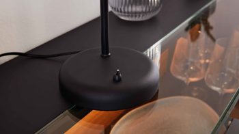 Tischleuchte Interliving aus Glas in Grau Interliving Leuchten Serie 9341 - Tischleuchte Rauchglas & Mattschwarz – Höhe ca. 43 cm