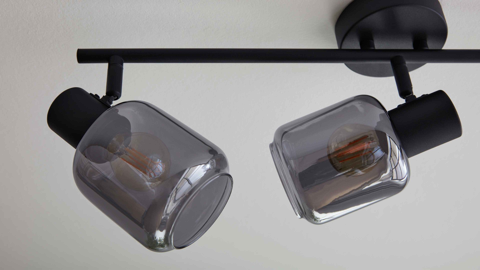 Deckenleuchte Interliving aus Glas in Grau Interliving Leuchten Serie 9341 - Deckenleuchte Rauchglas & Mattschwarz – Länge ca. 59 cm