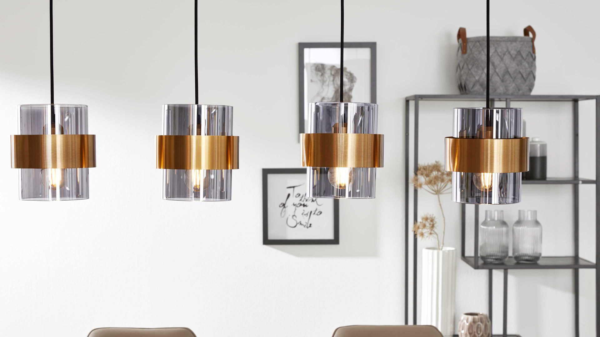 Pendelleuchte Interliving aus Glas in Grau Interliving Leuchten Serie 9333 - Hängeleuchte Rauchglas & Messing – Länge ca. 110 cm