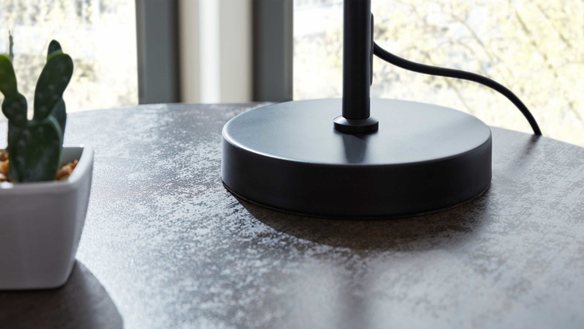 Tischleuchte Interliving aus Glas in Grau Interliving Leuchten Serie 9333 - Tischleuchte Rauchglas &amp; Messing – Höhe ca. 49 cm