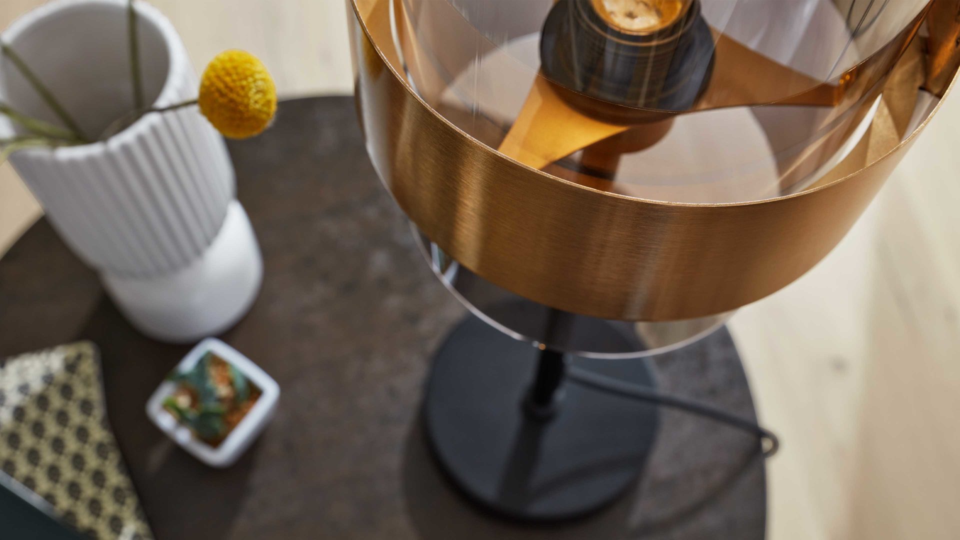 Tischleuchte Interliving aus Glas in Grau Interliving Leuchten Serie 9333 - Tischleuchte Rauchglas &amp; Messing – Höhe ca. 49 cm